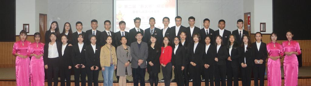(图为 辩手和评委老师合影 赵晨晞 摄)